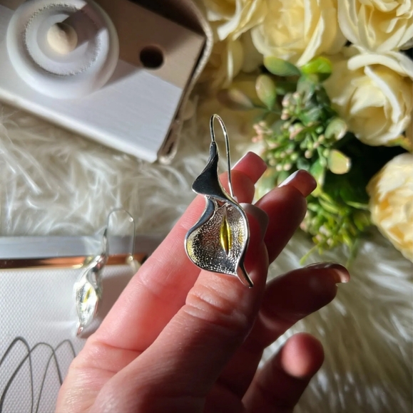 Lily Earrings - Picture 2 of 8